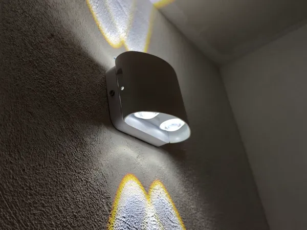 Entretoise pour applique murale LED