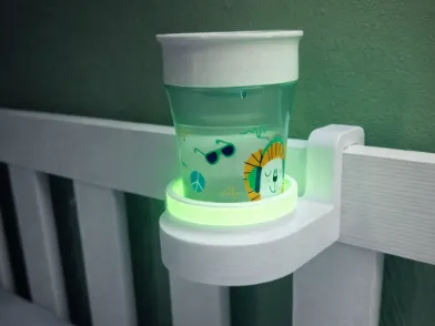 Becherhalter zum Einhängen am Kinderbett