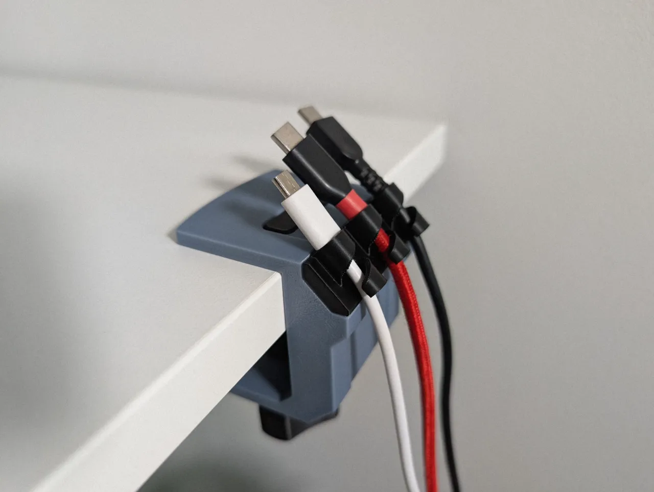 Desk clamp cable holder - Modular view 3