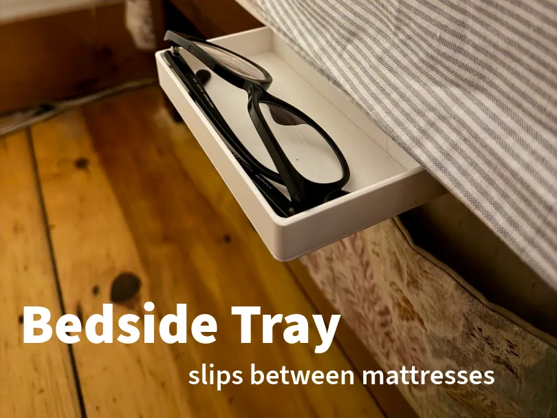 Bandeja organizadora: Bedside Tray for all beds -- slides under mattress. Referencia del modelo original.