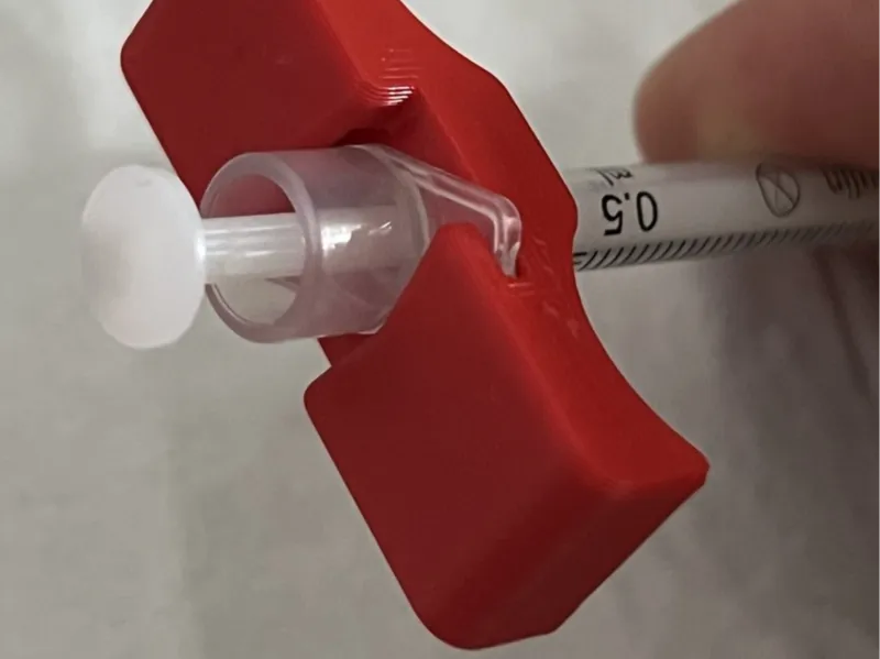 Parametric twist-lock handle for syringes