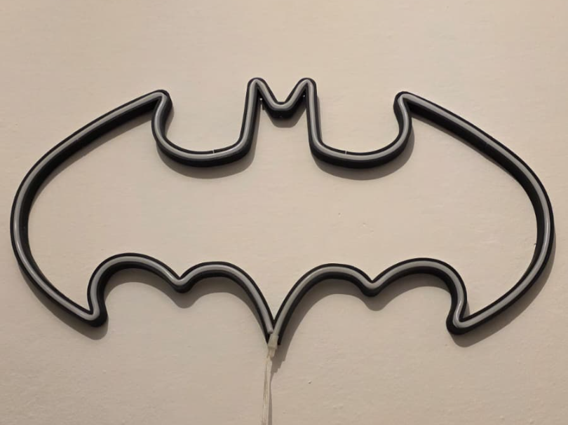 Logo Batman con inserimento striscia led luminosa
