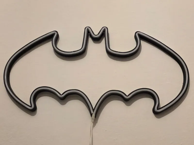 Logo Batman con inserimento striscia led luminosa
