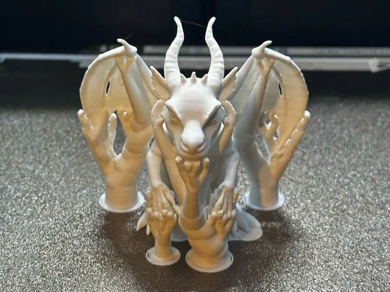 Drache mit Verlezung an den Flügel