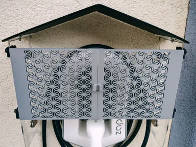 Magnetic kumiko door with clampable hinges