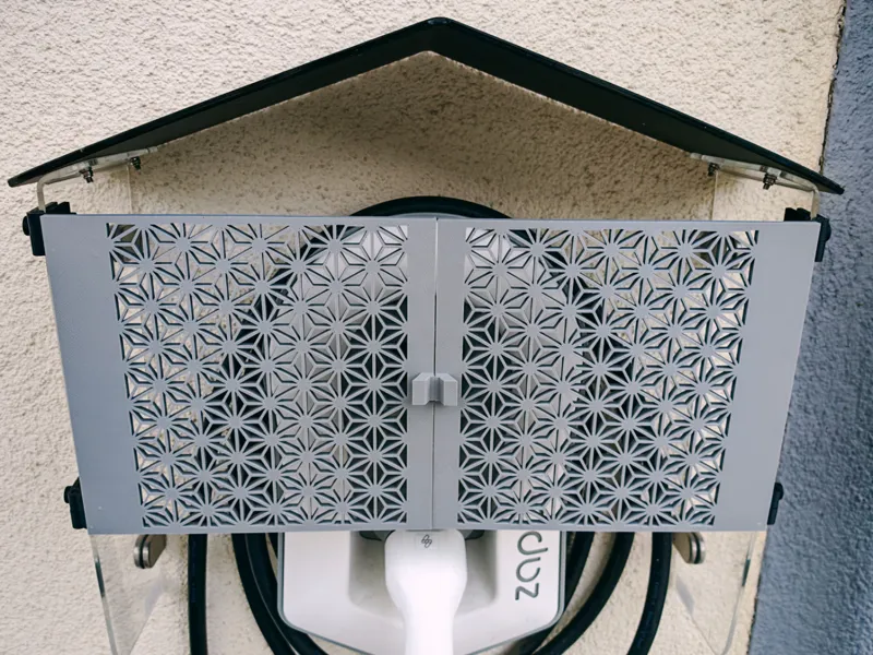 Magnetic kumiko door with clampable hinges