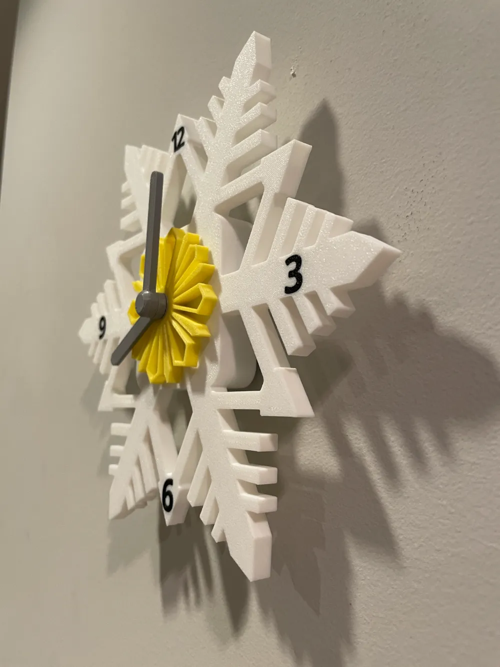 Wall Clock in Snowflake design - Free 3D Print Model - MakerWorld