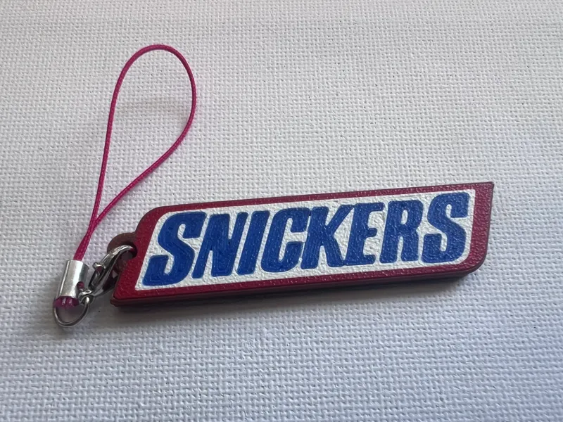 Décoration ou porte-clés - logo Snickers