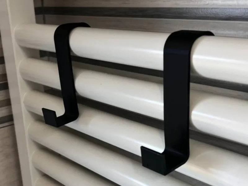 Gancio appendiabiti per porte e termosifoni