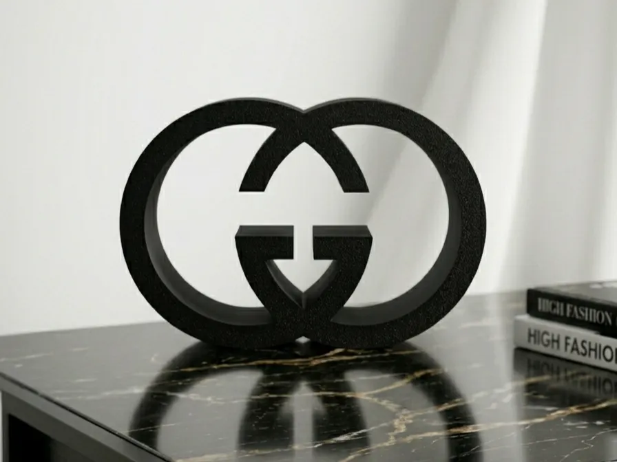 Letrero o emblema decorativo: Luxury Logo Decor — Gucci (3D Stand). Referencia del modelo original.