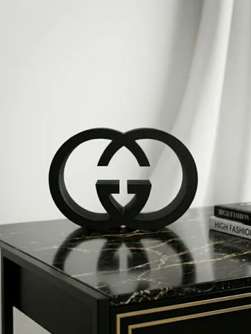 Letrero o emblema decorativo: Luxury Logo Decor — Gucci (3D Stand) — vista de referencia 2