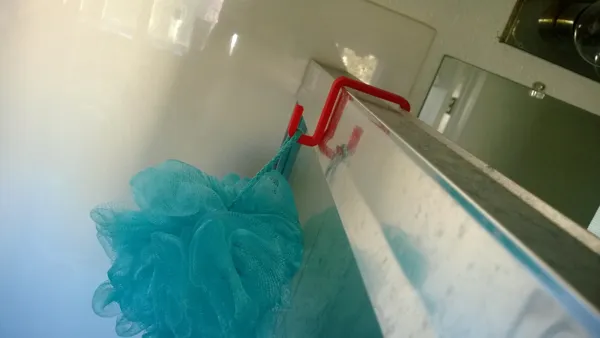 Crochet de douche pour éponge végétale
