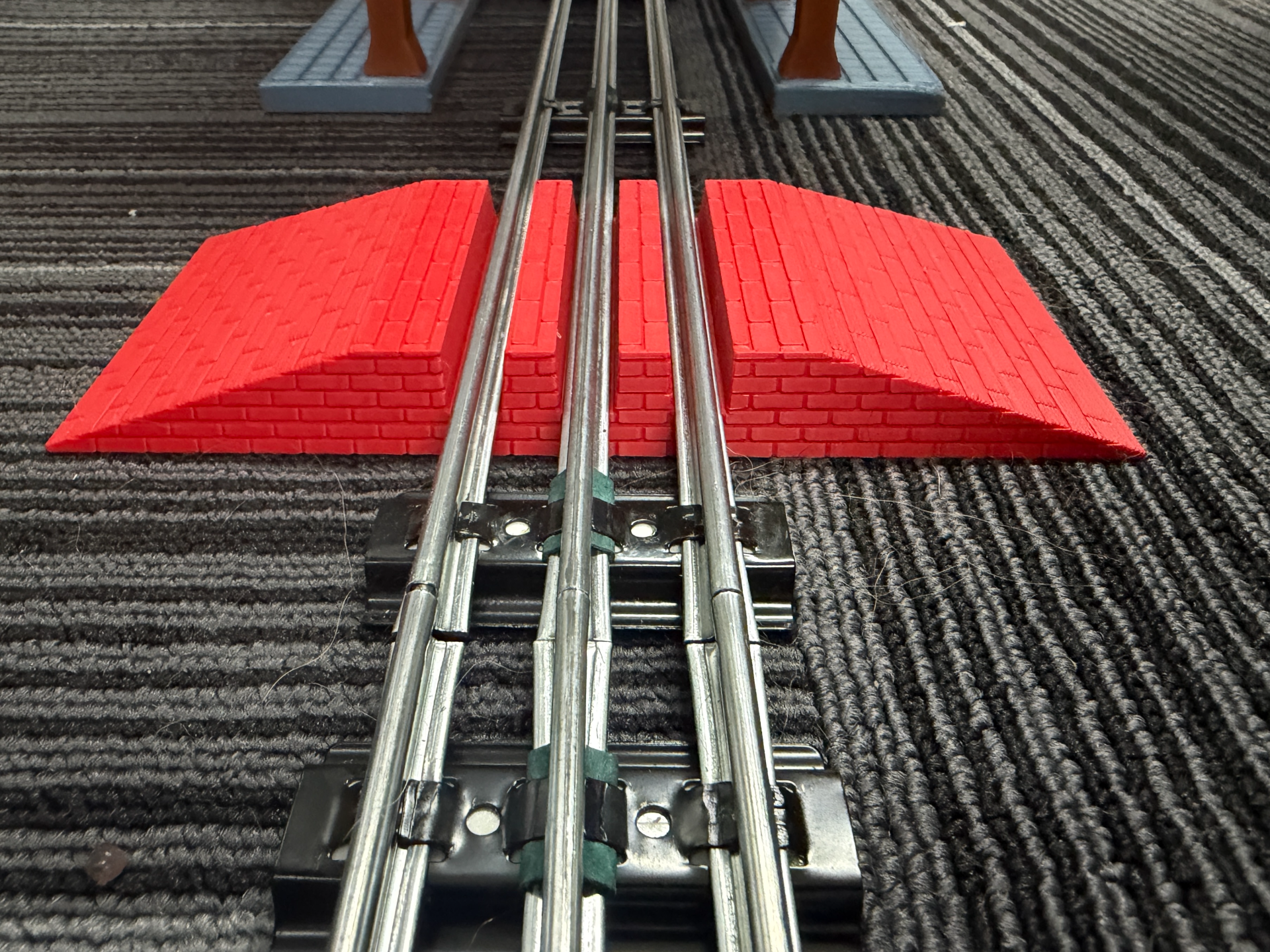 O Gauge Tubular Track Vehicle Grade Crossing