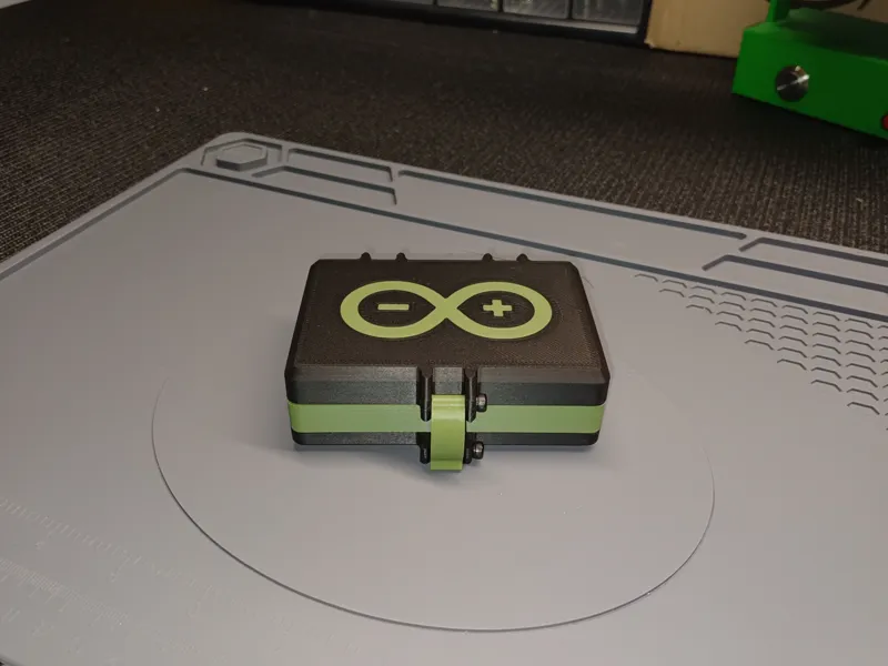 Arduino Uno R4 Wifi Case with breadboard
