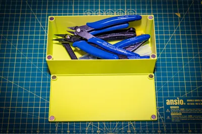Box with magnets