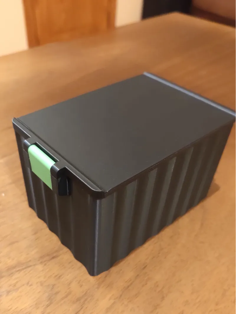 Box with lid and lacht/ caja con tapa y cierre