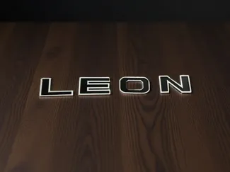 Emblema Frontal LEON Coche – Diseño Personalizado.