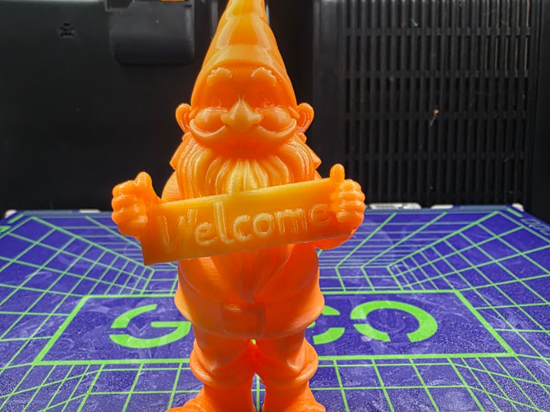 Gartenzwerg mit Schild „Welcome“