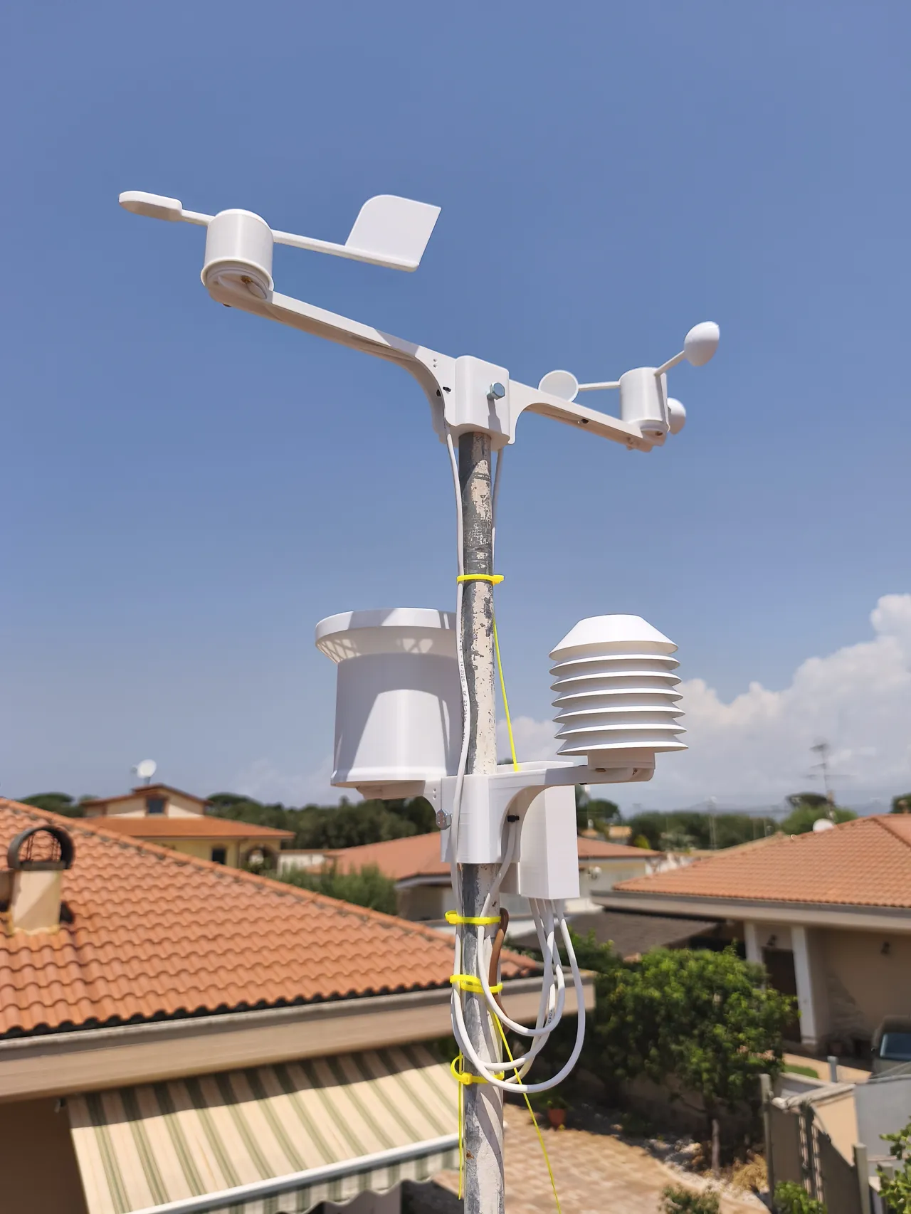 Fully optional smart weather station view 3
