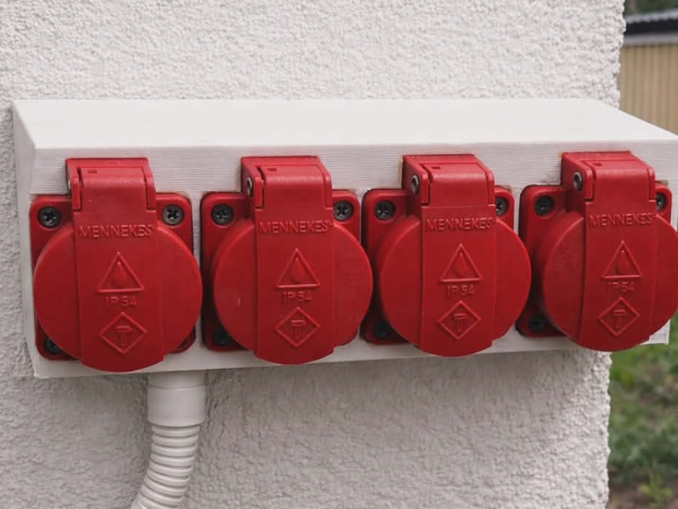 Wall-mount enclosure for 4 industrial CEE sockets