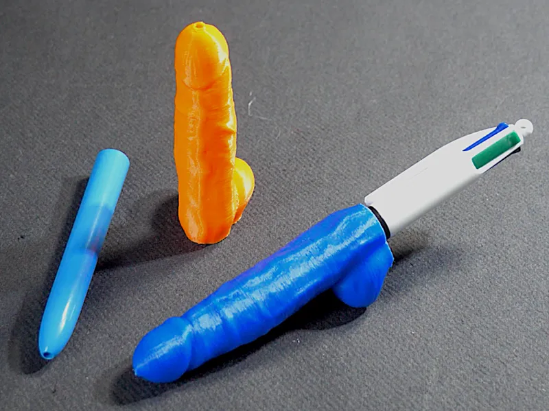 STYLO PENIS, ADULT HUMOR