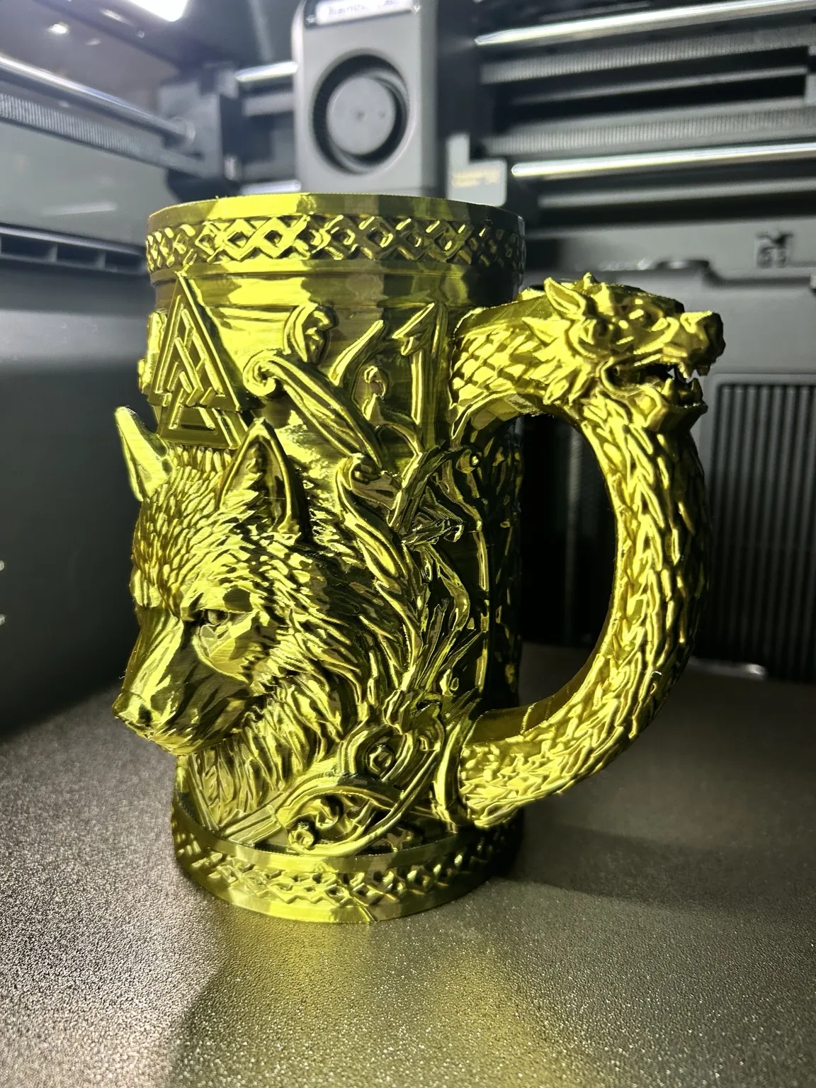 Wikingerkrug mit Wolf & Drachenhenkel Celtic wulf view 3