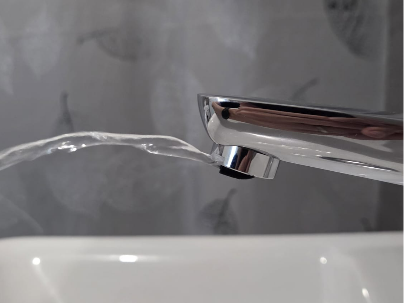 Prank side-spray faucet aerator