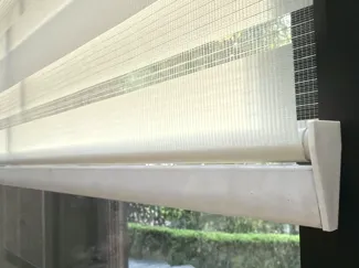 Roller blind plug
