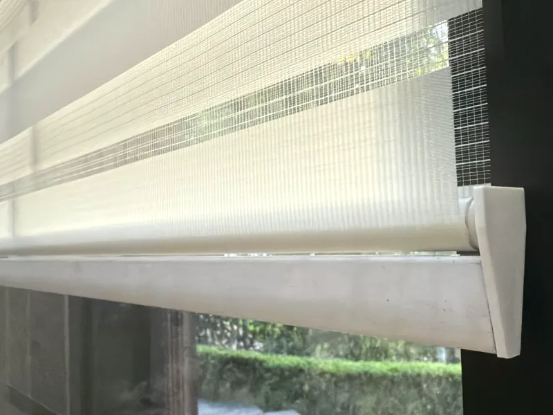 Roller blind plug