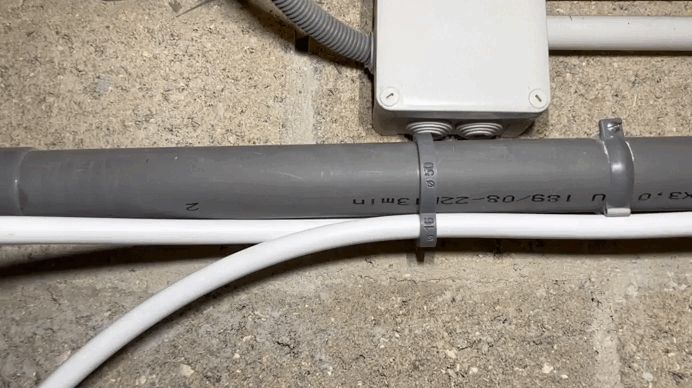Support double tuyau PER/PEX sur tuyau PVC 50mm