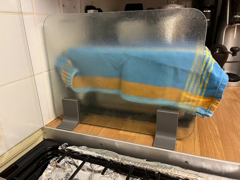 Feet for glass chopping board for splash guard