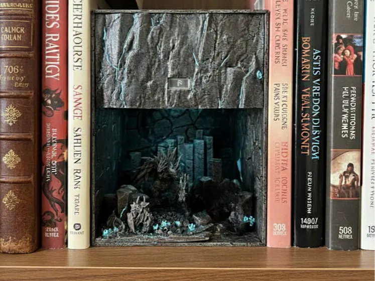 El Corazón de la Caverna  Book Nook & Alijo Oculto