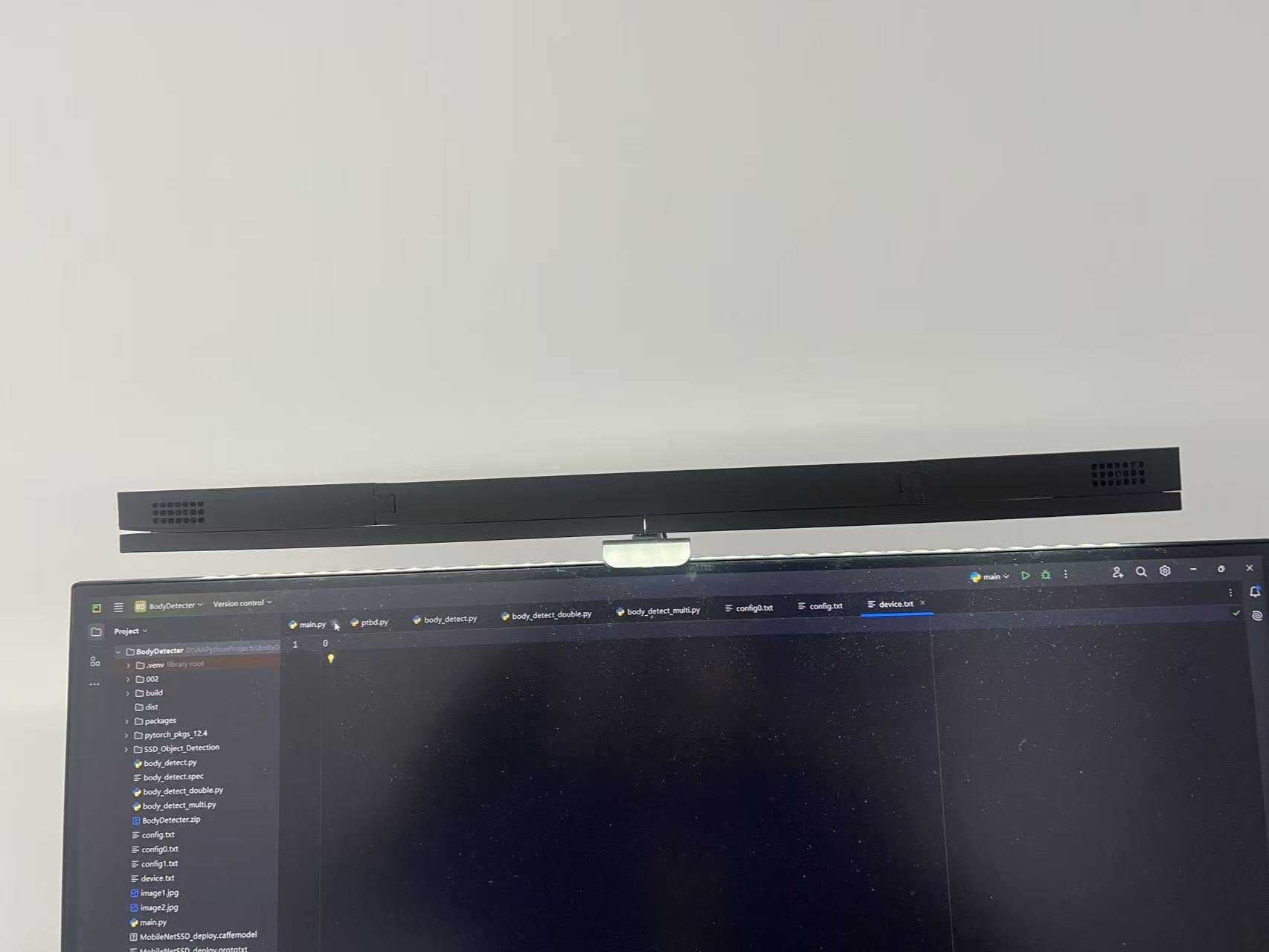显示器挂灯带喇叭