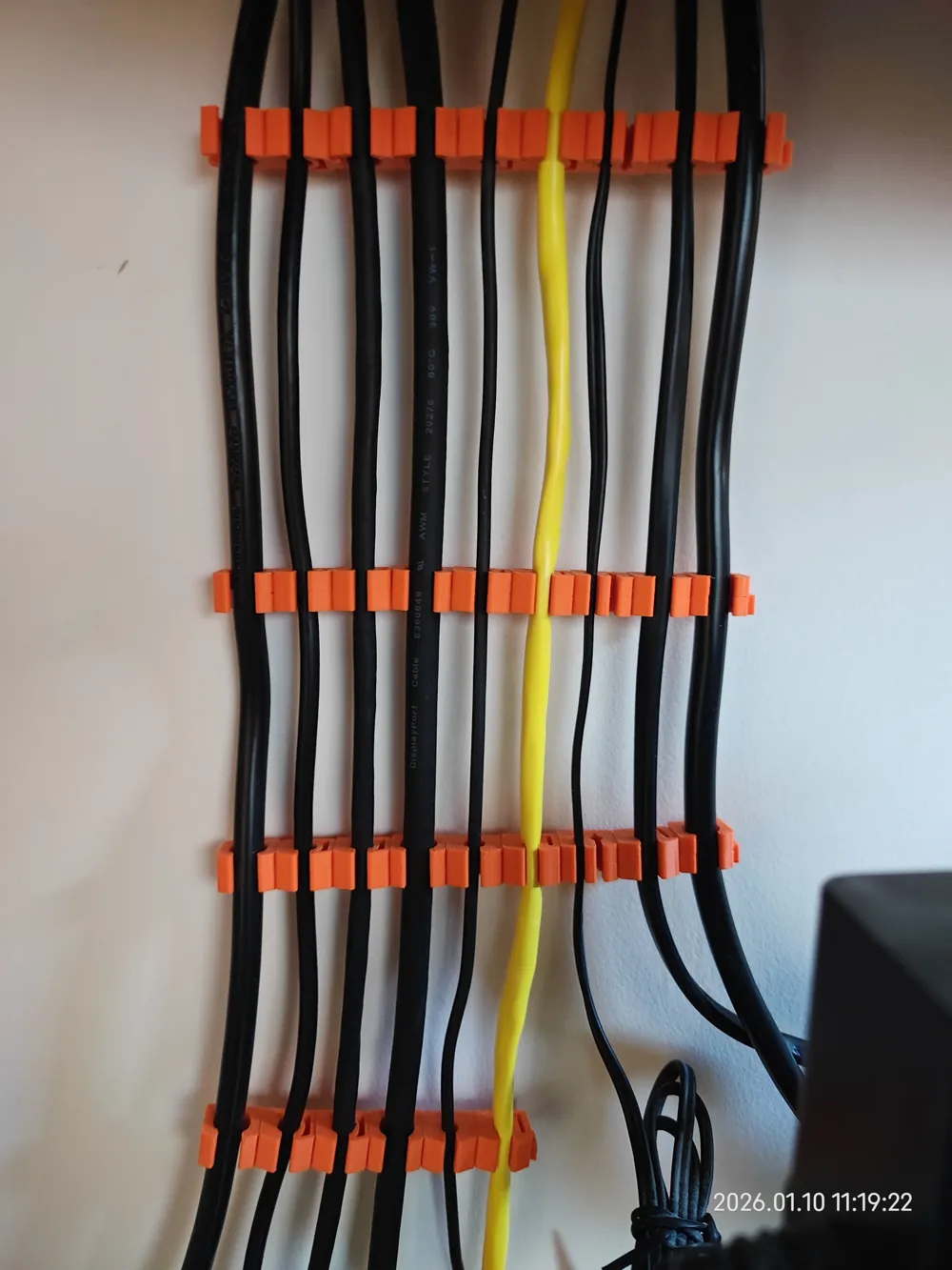 Organizador De Cables Magnético | Pack De 6 Clips Adhesivos | Para Escritorio, Coche, Mesa Noche | Soporta Cargadores USB, Cables Varios | Fácil Instalación Sin Dejar Residuos