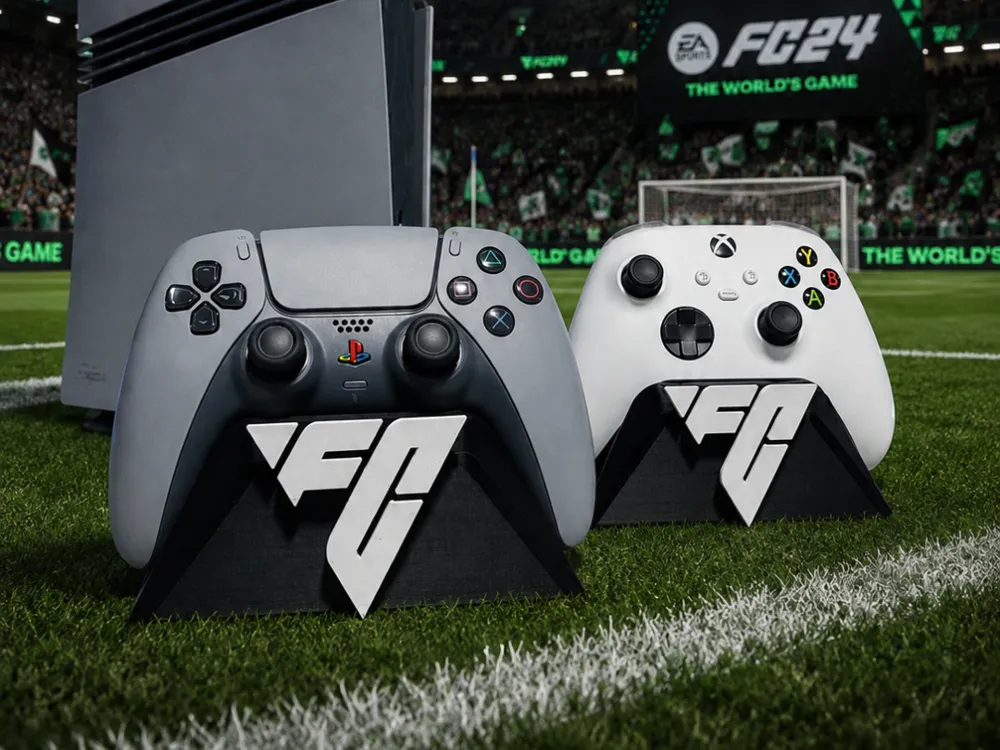Caja o estuche: FC Controller Stand – DualSense e Xbox. Referencia del modelo original.