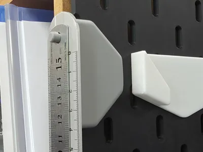 Side mount ruler rack for SKADIS