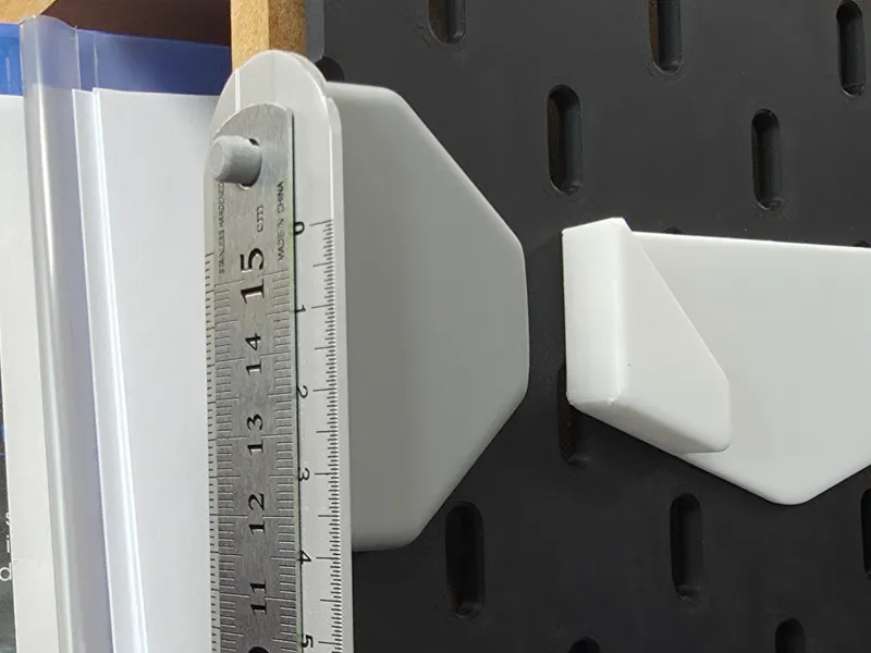 Side mount ruler rack for SKADIS