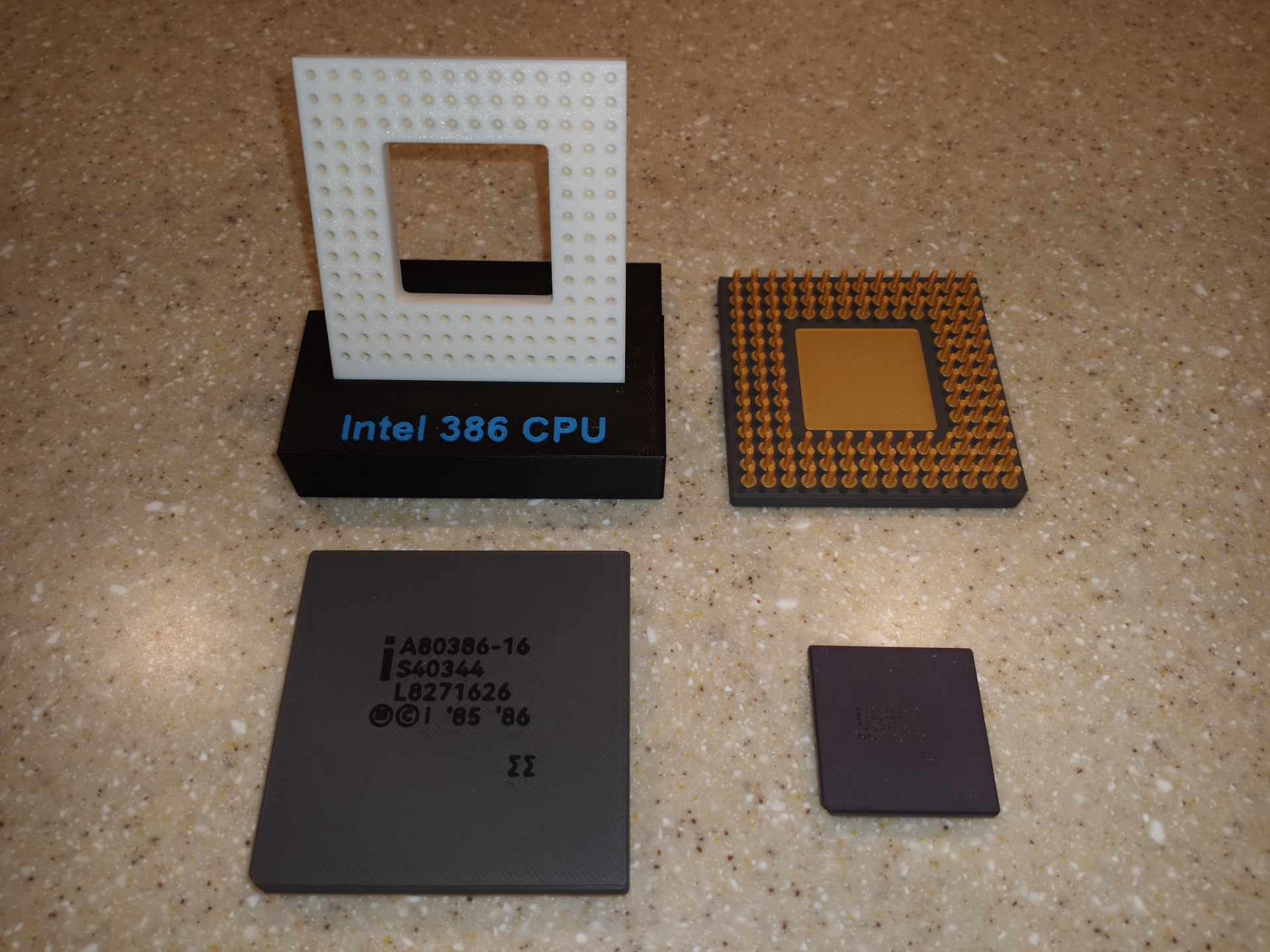 Intel 386 CPU Model with Display Socket