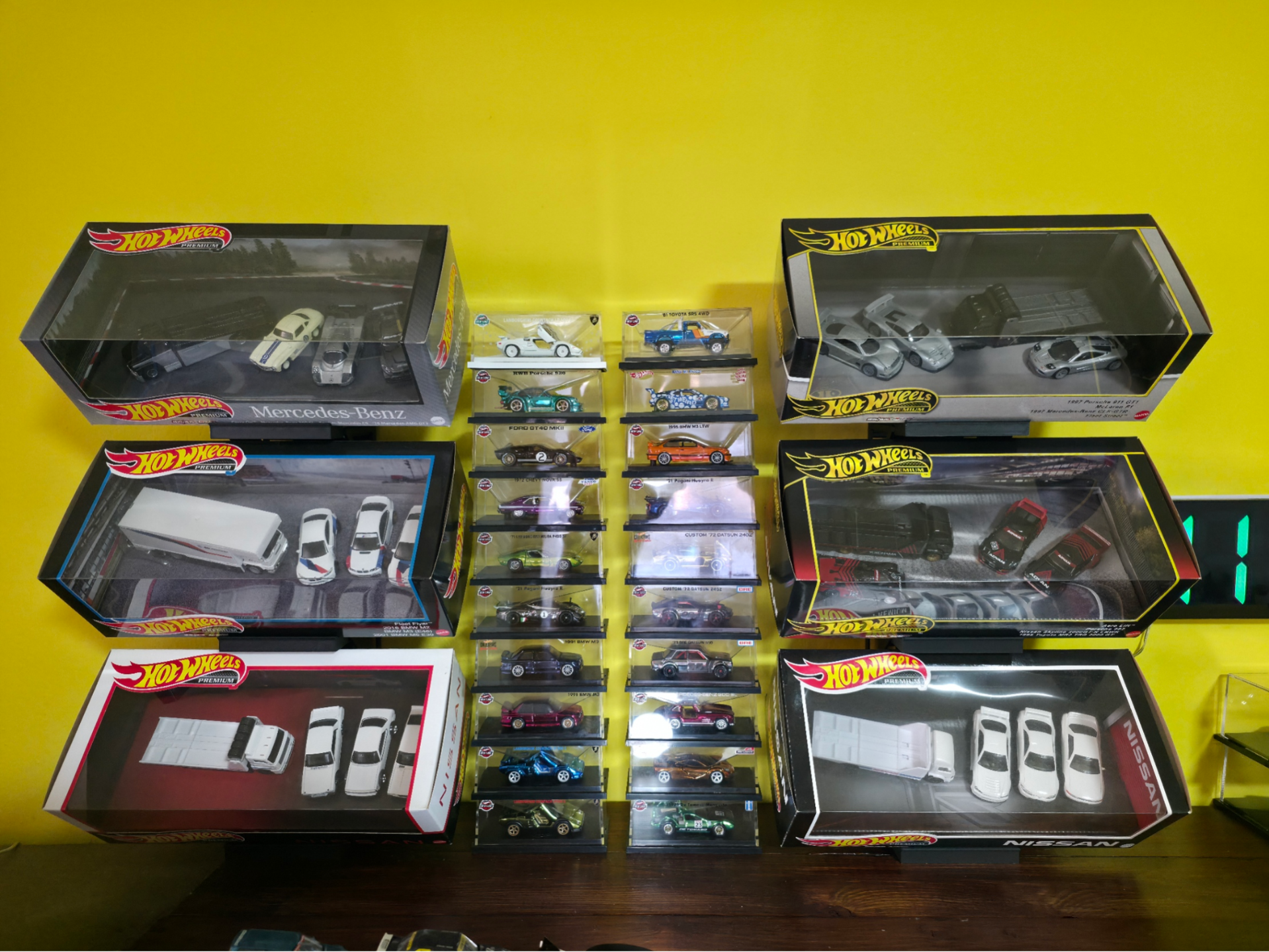 Premium diorama display stand