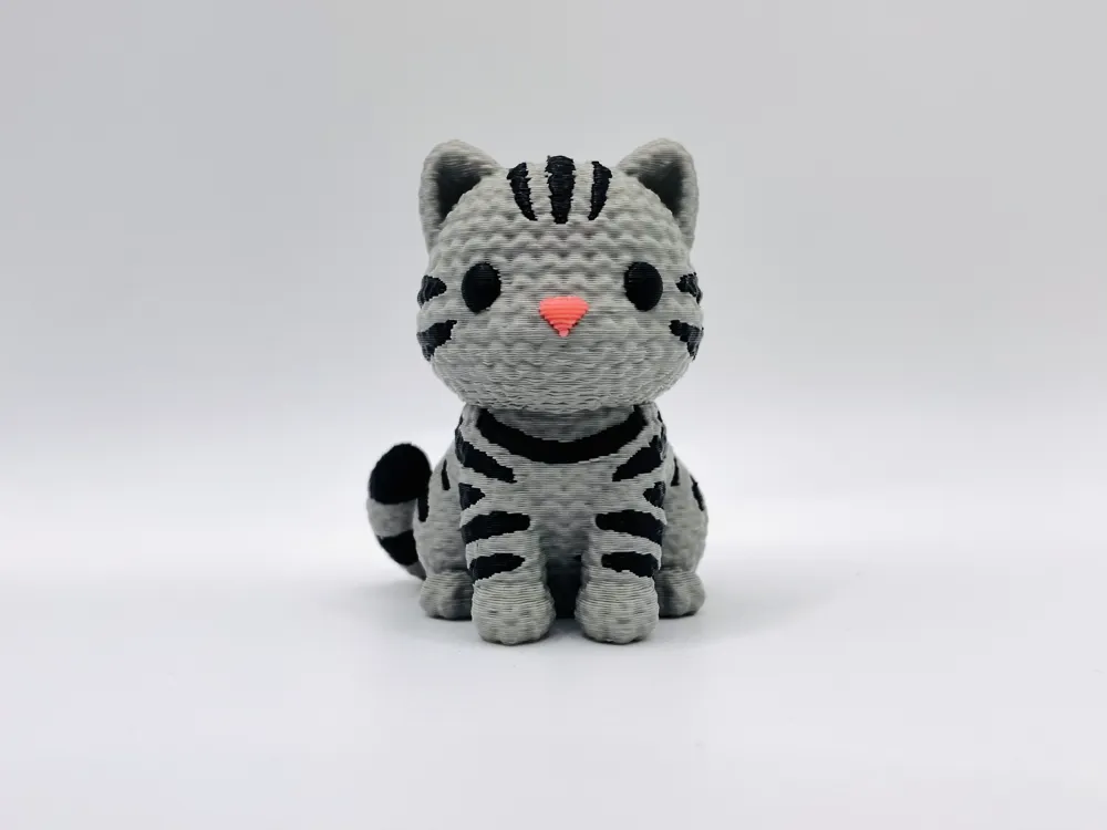 Letrero o emblema decorativo: Knitted American Shorthair. Referencia del modelo original.
