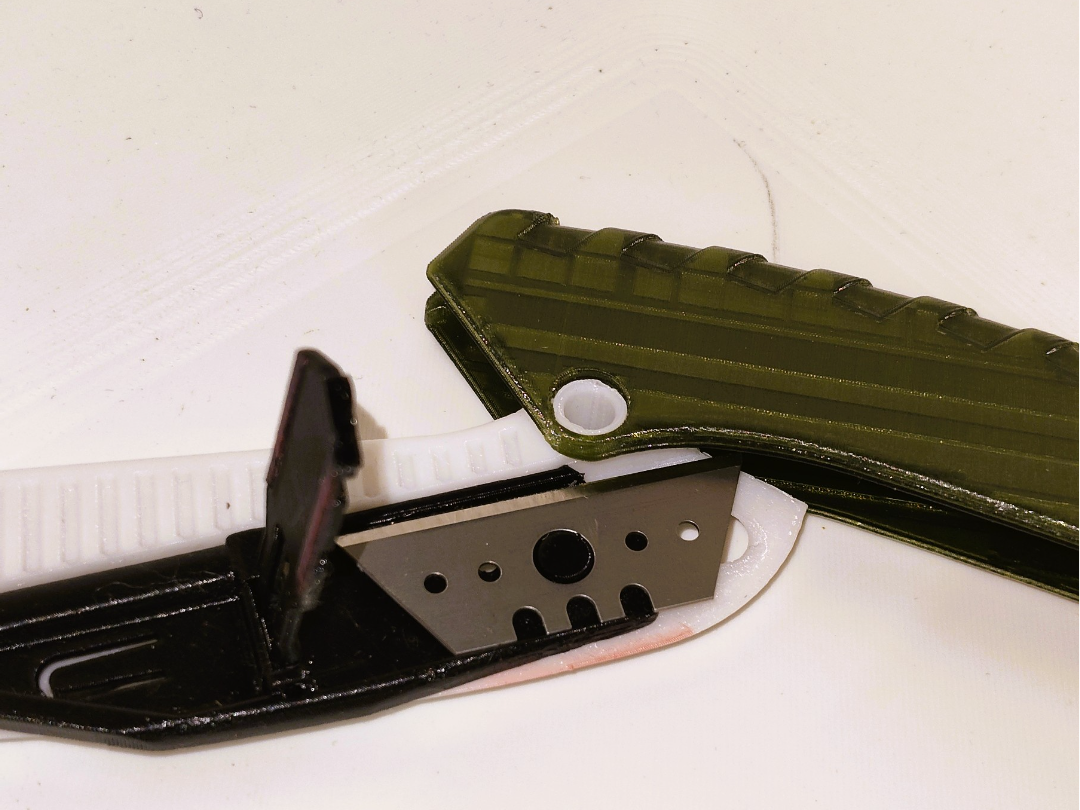 SafeSlice – Compact Safety Box Knife 