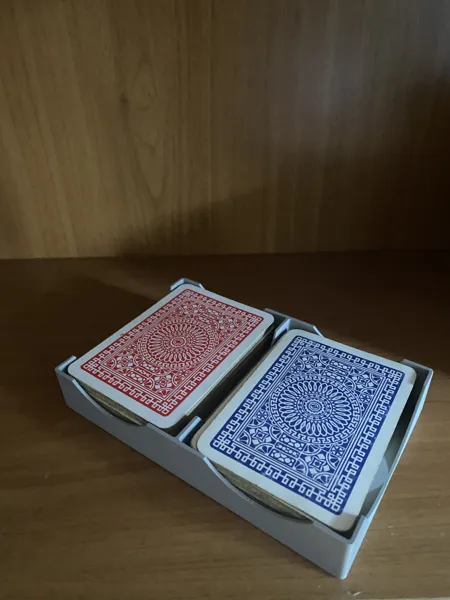 Rangement pour deux jeux de cartes