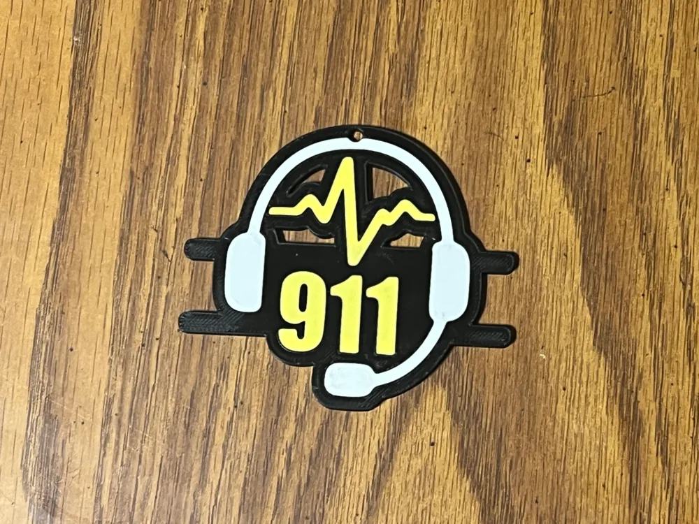 Accesorio para sujetar ligas de cabello: 911 Dispatcher Hair Tie Holder. Referencia del modelo original.