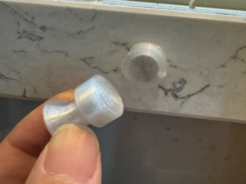 Magnetic quick release clip for kitchen gloves