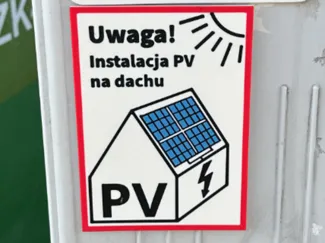 Tabliczka ostrzegawcza „Instalacja PV na dachu”
