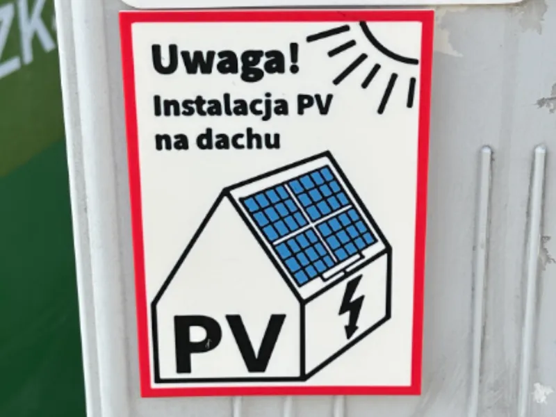 Tabliczka ostrzegawcza „Instalacja PV na dachu”