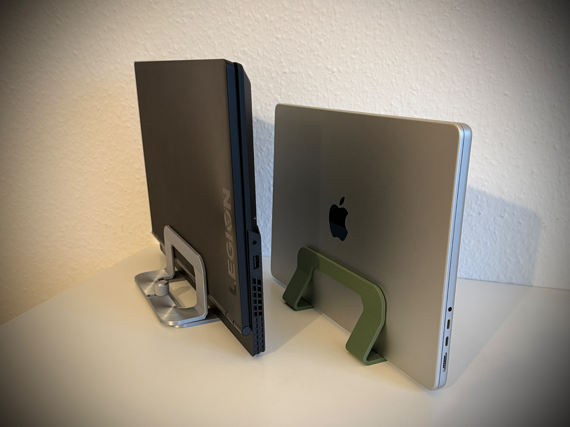 universal vertical Laptop stand - adjustable