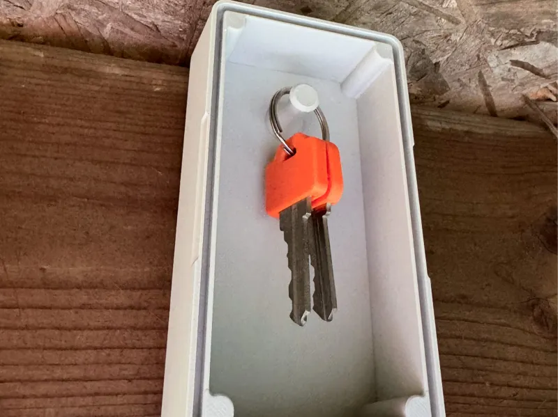 Hidden Key Safe for Keys with Magnetic Lid