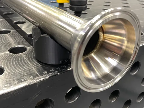 Prisme de calage pour tubes en soudure