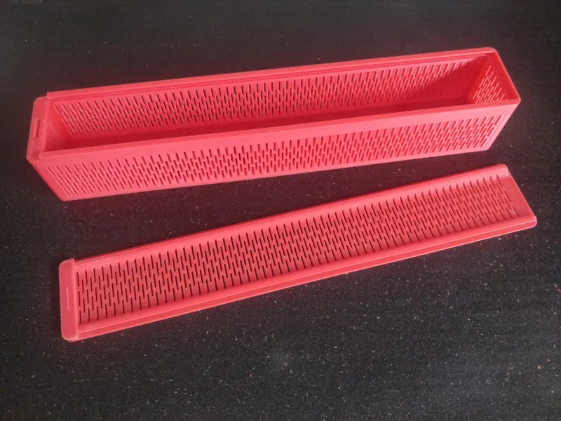 Long dessicant box with sliding lid